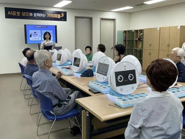 용인특례시, AI 로봇 '보미' 활용 치매예방 프로그램 운영 기사 이미지