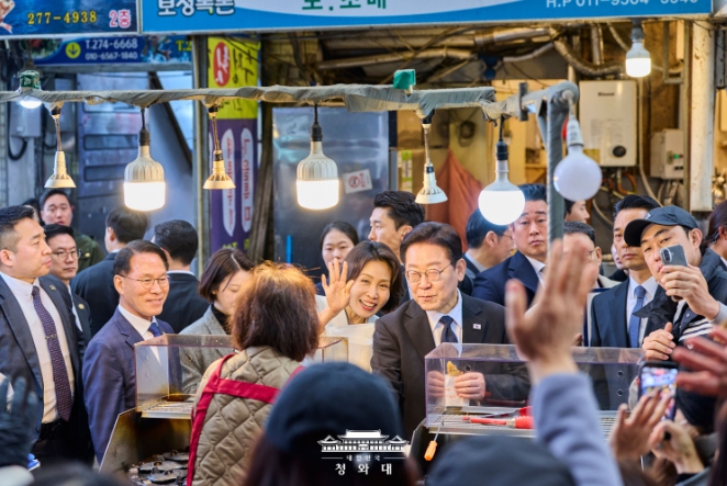 이재명 대통령 부부, 창원 반송시장 방문 기사 이미지