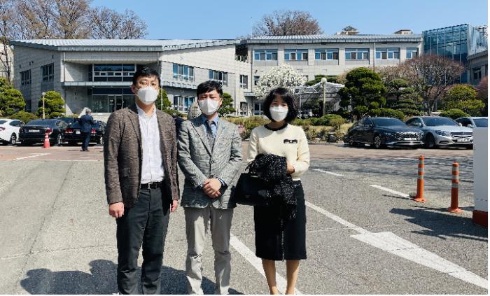 사한국주야간보호협회 제20대 대통령직인수위원회 방문 좌로부터 김필중 사무총장 중앙 오현태 회장 우측 최태자 고문