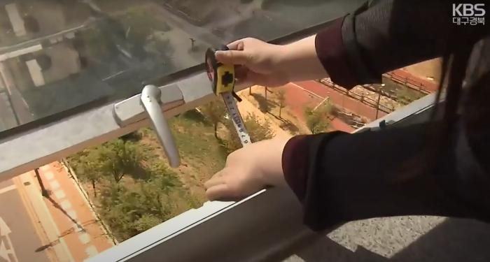 사망한 할머니가 떨어진 창문영상KBS뉴스