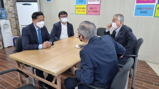 이재준 고양시장 후보가 4일 선거사무실에서 대한노인회 고양시 3개 지회 임원들과 면담하고 있다 이재준 후보 캠프 제공