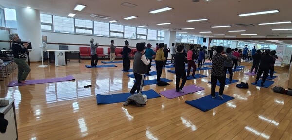 동두천시 겨울철 어르신 낙상예방 근력강화 프로그램 운영 사진동두천시 제공