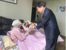 아산시, 100세 이상 장수 어르신 축하 선물 전달 기사 이미지