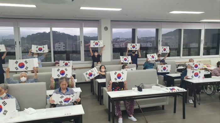 김해사랑노인주야간보호센터 어르신들이 백세누리 프로그램맞춤형 프로그램에 참여하고 있다 