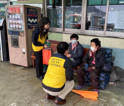 순창경찰서가 버스터미널 등에서 어르신을 대상으로 학대 예방 홍보활동에 나섰다 사진순창경찰서