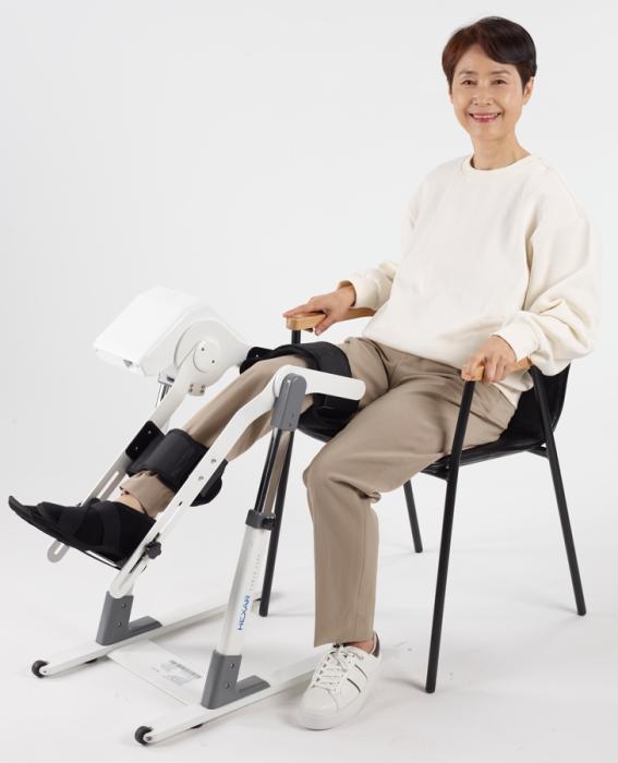 헥사휴먼케어의 어르신 무릎재활을 돕는 로봇 RESILION K20P