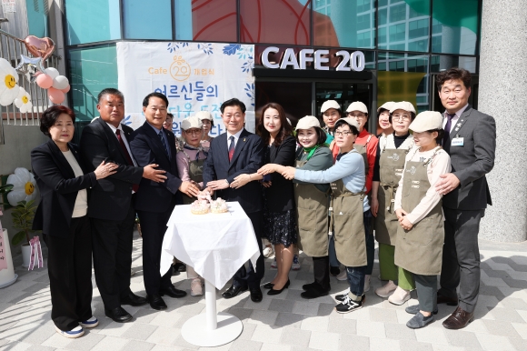 광명시니어클럽은 18일 오후 광명시 인생플러스센터 1층에서 CAFE카페20 개소식을 가졌다 사진광명시