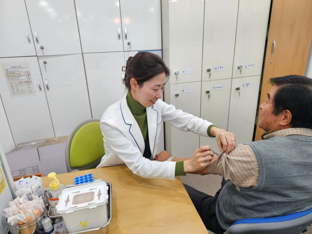 성동구가 5월 1일부터 65세 이상 어르신 대상포진 예방접종을 지원한다 사진성동구