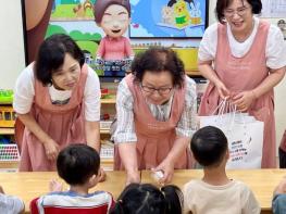 부천시소사노인복지관 따실봉사단, 장애아동 위한 뜨개 나눔 실천 기사 이미지