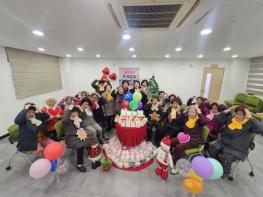 오산시 중앙동, '뇌튼튼 뜨개교실' 어르신들 손뜨개 목도리 120여 개 기탁 기사 이미지