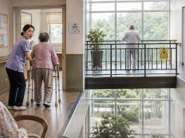 혼자 16명 돌보던 중 치매 어르신 추락사…요양보호사·대표 무죄 기사 이미지